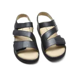 Sandalia casual negra con tres tiras horizontales con velcro y suela plana.