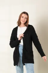 Cardigan de punto color negro, con trenzado en las mangas y bolsillos frontales.