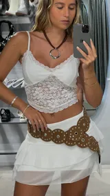 Minifalda blanca de tiro bajo con volados.