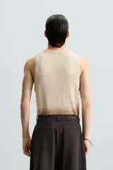 Musculosa de punto color beige con degradado marrón en la parte inferior, cuello redondo y sisas con terminación en rib.