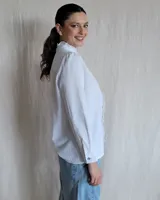 Camisa color crudo con cuello mao y volados en el frente.