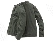 Chaqueta de vestir verde militar, con cierre de botón, cuello de cordero y bolsillos exteriores e interiores.