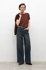 Remera blanca de manga corta y escote redondo, de corte recto y ajuste estándar.