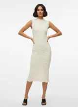 Vestido midi tejido color crema, sin mangas y con cuello redondo.