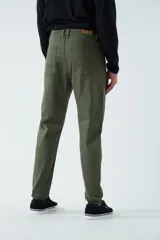 Pantalón de gabardina azul marino, corte slim fit, con bolsillos delanteros y traseros.