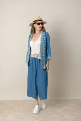 Chaqueta suelta de jean azul con bordados en hilo de seda color blanco.