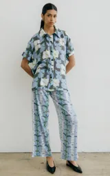 Pantalón negro de fibrana con cintura elástica.