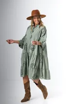 Vestido italiano 100% algodón, corte midi y calce amplio. Tiene cuello mao y apliques de flores con textura.