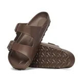 Sandalias de goma EVA color marrón con doble correa y hebillas ajustables.
