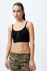 Top negro sin costuras, de breteles finos y terminación acanalada.