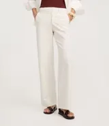 Pantalón wide leg de sarga color crudo con finas rayas verticales. Tiene cintura media con trabillas, bolsillos laterales y traseros.