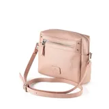 Bandolera color nude de símil cuero con acceso con cierre y herrajes plateados. Tiene un bolsillo interno con cierre, dos bolsillos externos abiertos y un bolsillo externo con cierre. La correa es regulable y el interior es de tela de algodón y poliéster.
