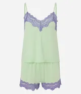 Conjunto de pijama color verde claro, compuesto por un top de breteles finos con escote en V y encaje color lila, y un short con cintura elástica y encaje lila en el ruedo.