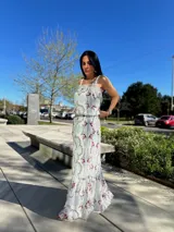 Falda larga de color blanco con estampado floral en tonos rosados y verdes.