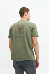 Remera verde militar de manga corta con cuello redondo, corte regular y estampado con texto bordado en relieve en el pecho.