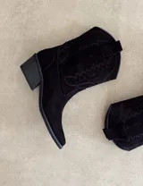 Bota de caña media color negro, de gamuza bordada, con taco de 5cm y diseño western.