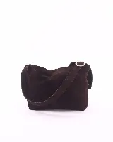Bolso marrón de cuero con textura, tipo shopper, con correa regulable para usar al hombro o cruzada. Tiene un bolsillo espacioso con cierre que divide el interior en tres compartimentos.