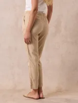 Pantalón liso color beige, marca Dash, con pretina elastizada, bolsillos delanteros y bolsillos traseros simulados.