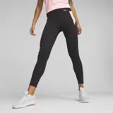 Calza deportiva Puma Train All Day 7/8, color negro con paneles laterales en rosa y logo de la marca en la cadera. Confeccionada en tejido transpirable con tecnología DryCell.