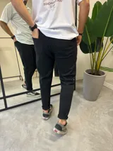 Pantalón de jean negro skinny con roturas en las rodillas.