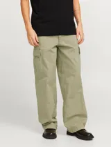 Pantalón cargo color beige, de pierna ancha, tiro medio alto y fit amplio. Cuenta con bolsillos delanteros, traseros y laterales, además de puños ajustables con cordón. Cierre con cremallera.