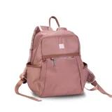 Mochila verde militar de nylon con apertura superior con cierre y tiradores metálicos. Incluye bolsillos internos, bolsillo con cierre metálico al frente, correa corta de mano y correas de galón regulables para colgar en la espalda.