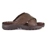 Sandalia casual Hi-Tec Vin S92 color marrón, con tiras cruzadas de cuero sintético y suela de goma.