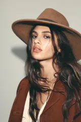 Sombrero marrón de ala ancha confeccionado en lana, con cinta de contraste color marrón oscuro.