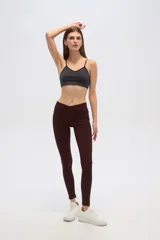 Calza negra de poliamida, corte ajustado y tiro medio.