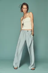 Pantalón de tiro medio confeccionado en hilatura con mezcla de lyocell, color azul marino. Cuenta con bolsillos laterales, detalle de pinzas en delantero y pierna ancha. Cierre frontal con cremallera y botones.