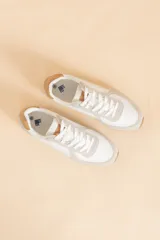 Zapatillas deportivas blancas con detalles en gris y marrón.