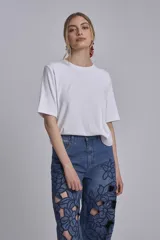 Remera blanca de algodón, corte recto y mangas cortas.