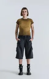 Pantalón negro con corte ancho, bolsillos laterales con solapa y detalle de cierre a la altura de la rodilla para convertirlo en short.