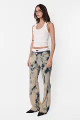 Musculosa blanca de algodón con lycra, corte ajustado y detalle de plastisol transparente en el ruedo.