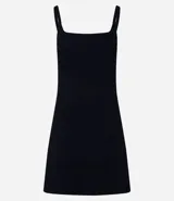 Vestido corto negro de rib con breteles finos y escote cuadrado. Corte evasé y sin estampa.