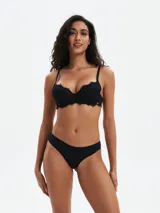 Soutien push-up negro con copas moldeadas y encaje floral en el borde superior. Posee tirantes finos ajustables y un pequeño detalle metálico en el centro.