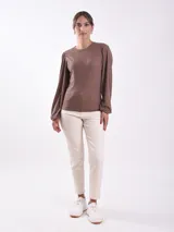 Blusa marrón de punto con mangas abullonadas y cuello redondo.