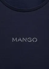 Camiseta blanca de algodón con logo 'Mango' estampado en dorado en el pecho.