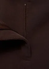 Pantalón marrón de corte recto y largo, con cintura ajustable con goma.