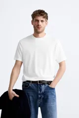 Jersey de punto color marrón oscuro, de corte relajado (relaxed fit), con cuello redondo y manga corta.