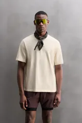 Camiseta relaxed fit color blanco confeccionada en tejido de algodón. Cuello redondo y manga corta. Estampaciones combinadas a contraste en delantero y espalda. Zara Athleticz.