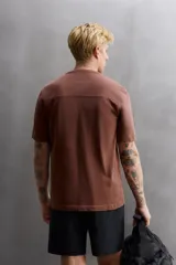 Camiseta marrón de algodón, corte relaxed fit, cuello redondo y manga corta.
