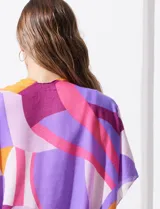 Kimono tejido con estampado geométrico en tonos verde, amarillo y marrón. Tiene mangas amplias estilo japonés y terminación de ruedo con borlas.