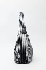 Bolso de hombro con estampado de rayas verticales celestes y blancas.