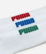 Kit de tres pares de medias deportivas Puma de caña larga, color blanco con detalles en azul, verde y rojo.