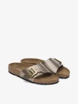 Sandalias Birkenstock modelo Catalina, color dorado con hebilla metálica dorada ajustable.