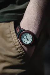 Reloj Chenaut Perle d’Ébène con caja de madera de sándalo rojo, esfera blanca perlada con manecillas azules y malla de madera de ébano.