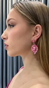 Aros colgantes con strass rosados en forma de flor.