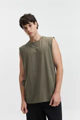 Musculosa negra lisa de algodón, corte oversize y cuello redondo.