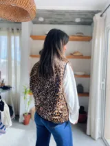 Chaleco con estampado animal print, con lazo de ajuste en el frente y ribete negro.
